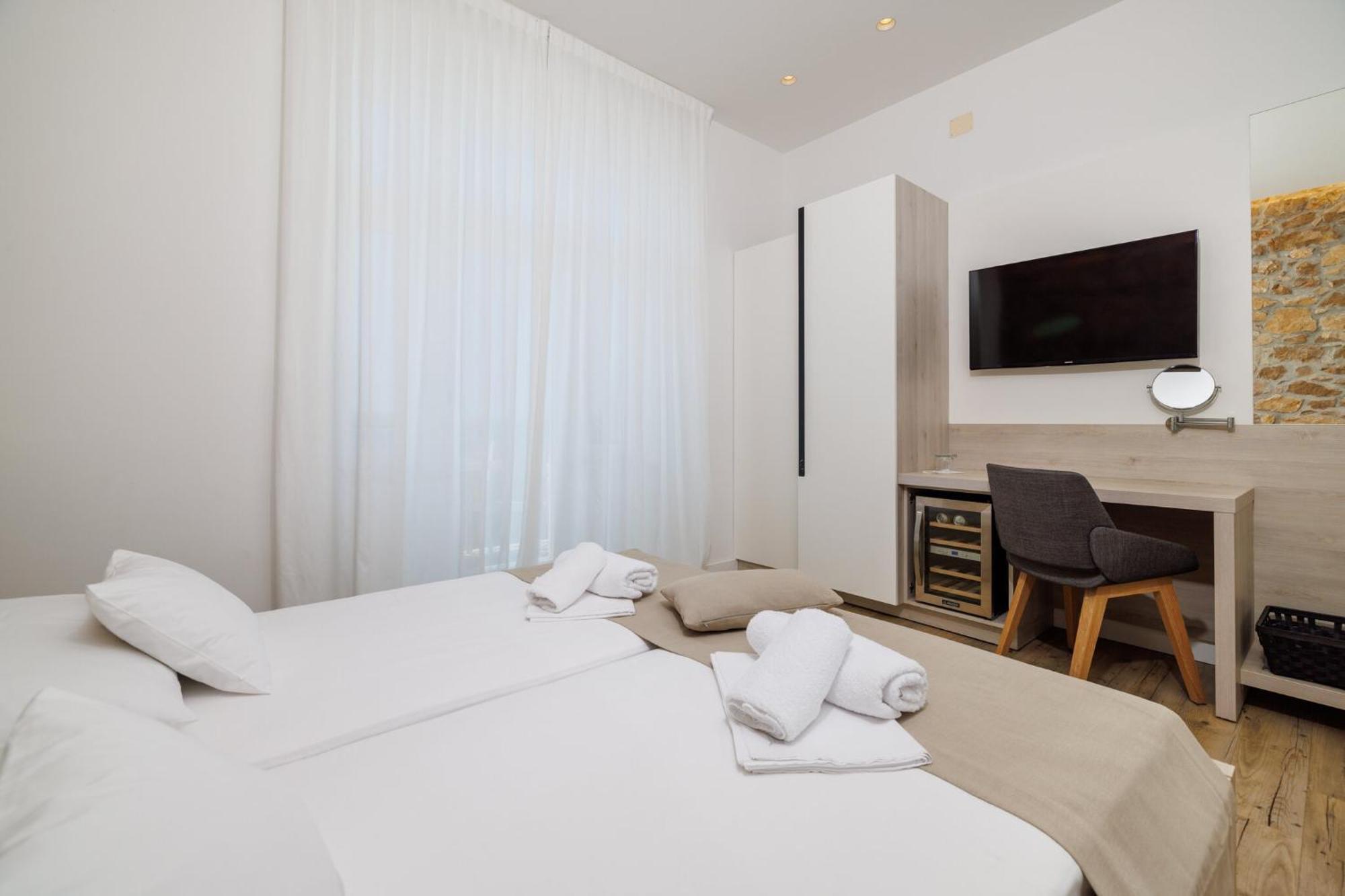 Doppel-/Zweibettzimmer mit Balkon